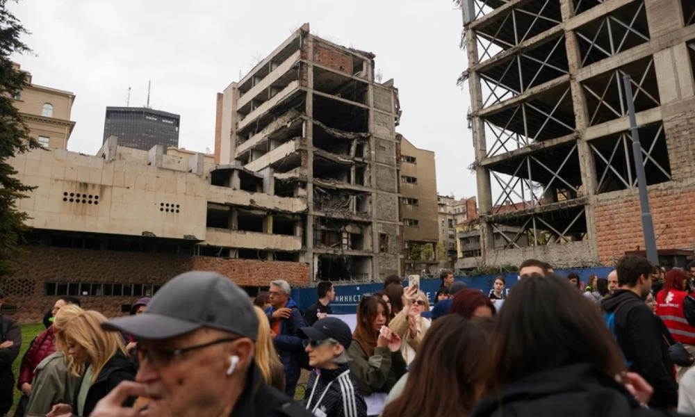 Διαδήλωση στη Σερβία κατά της παραχώρησης στον γαμπρό του Τραμπ κτιρίου που βομβάρδισε το ΝΑΤΟ